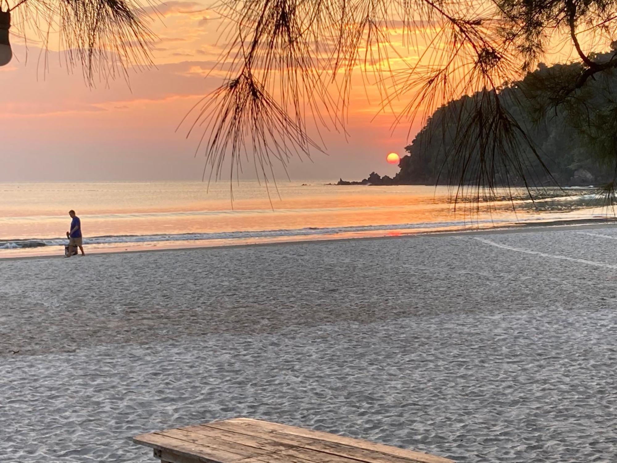 La Ong Lay Hotel Koh Phayam Bagian luar foto