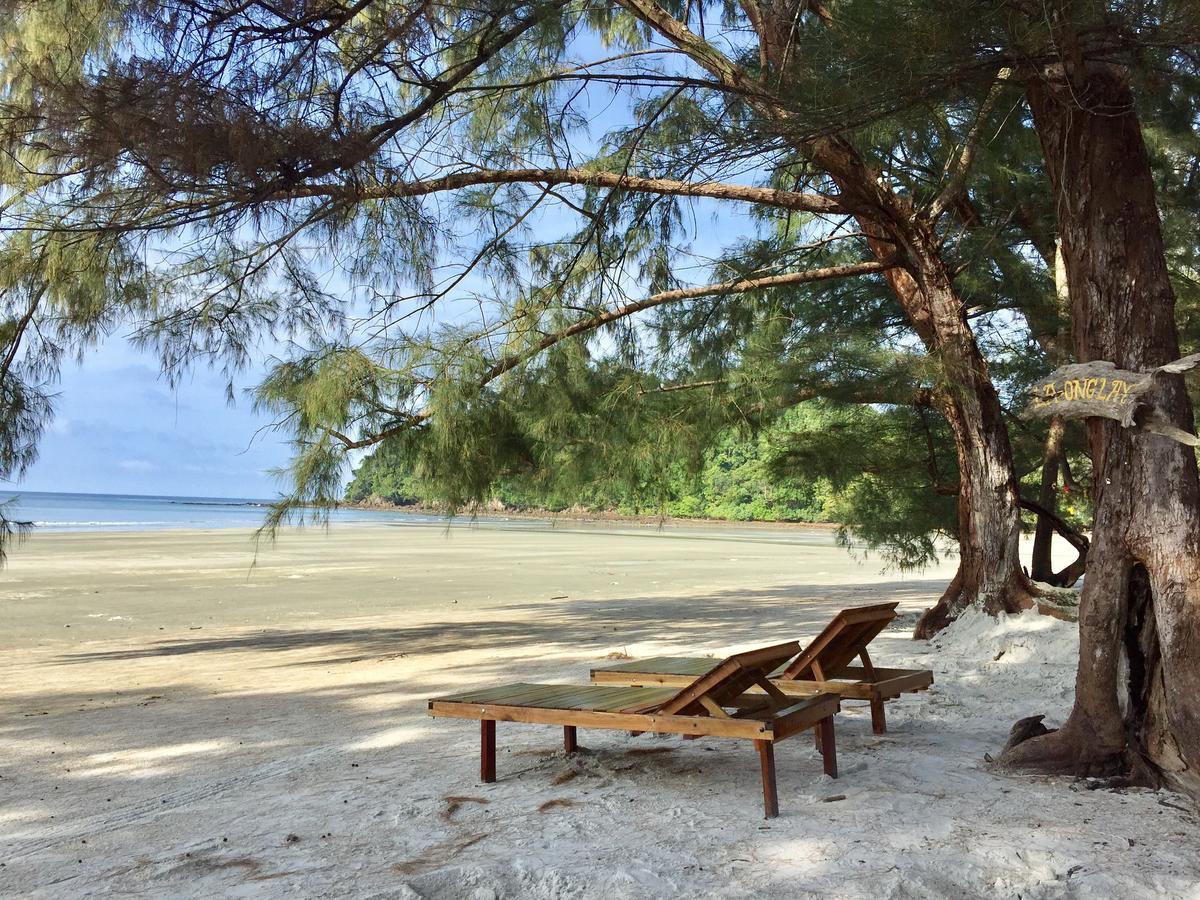 La Ong Lay Hotel Koh Phayam Bagian luar foto