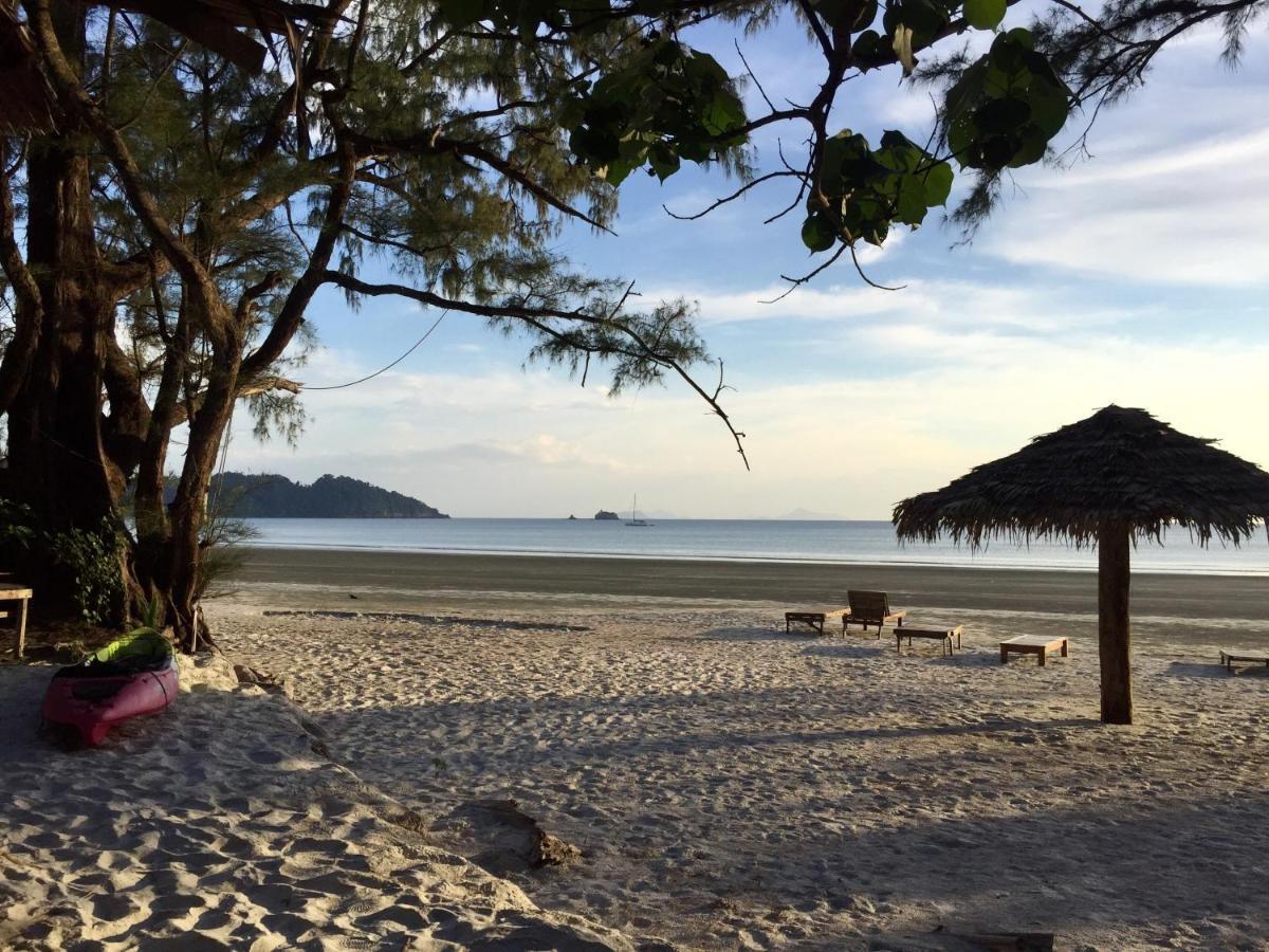 La Ong Lay Hotel Koh Phayam Bagian luar foto